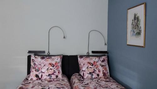 比尔特霍芬奥弗博什住宿加早餐旅馆的卧室配有2个粉红色枕头