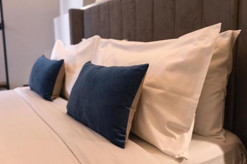 卡塔尼亚Calumidda的一张带蓝色和白色枕头的床