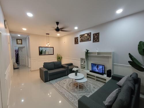 甘榜甘马挽JRC Homestay Kerteh的带沙发和电视的客厅