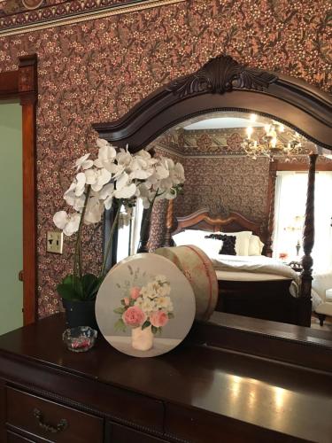 NauvooThe Nauvoo Grand Bed & Breakfast的梳妆台,上面有镜子和花板