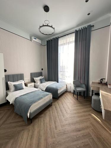 PrigorodnyyFive Hotel的酒店客房配有两张床和一张书桌