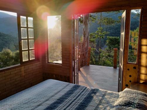 特雷索波利斯Casa Mohini的一间卧室配有一张床,享有甲板的景色