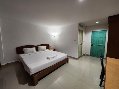 Ban Krabi YaiBaanmai Residence的一间卧室设有一张床和一个绿门