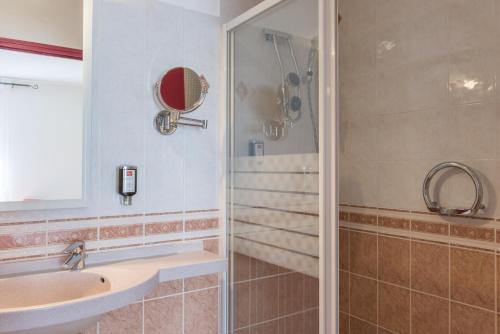 香槟沙隆布里斯托尔酒店的一间带水槽和淋浴的浴室