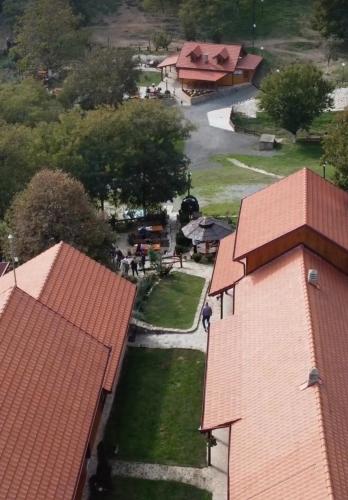Mala RemetaFruškogorska Lugarnica的享有红色屋顶建筑的顶部景色