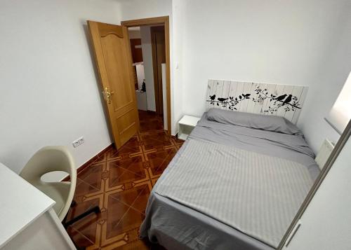 马德里Habitación privada en piso compartido Madrid的一间小卧室,卧室内配有一张床铺