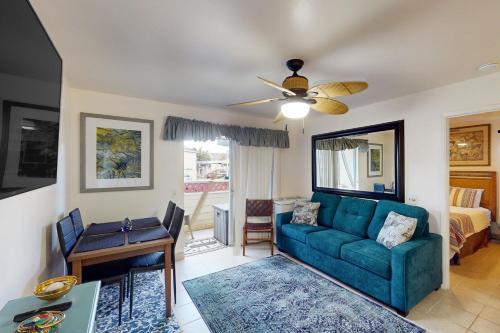 唯客乐渡假村Fairway Terrace G101的客厅配有沙发和桌子