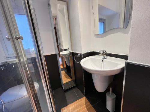 切法卢Cefalù cozy flat的浴室配有白色水槽和淋浴。