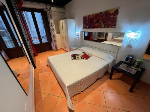 切法卢Cefalù cozy flat的一间小卧室,配有一张床和一张桌子