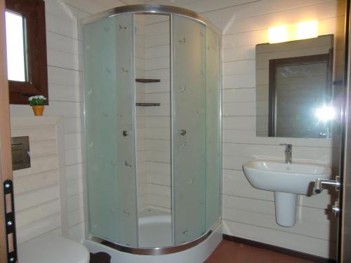达利安Sedir Resort - Hotel Rooms, Bungalows & Suites的带淋浴和盥洗盆的浴室