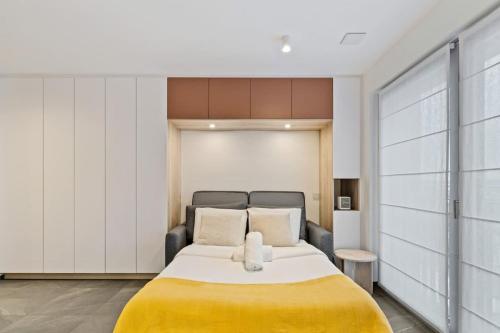 卢森堡Classy Studio near to Cloche d'Or的一间卧室配有一张带黄色毯子的大床