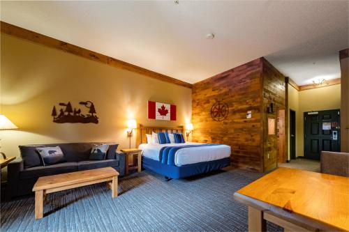 尼亚加拉瀑布Great Wolf Lodge Waterpark Resort的酒店客房,配有床和沙发