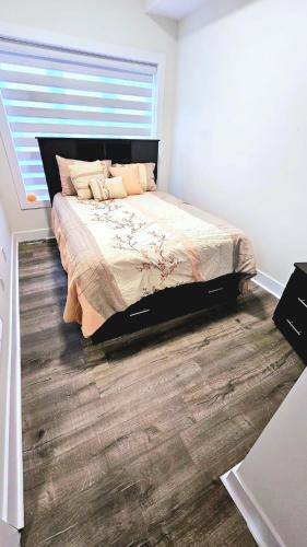 尼亚加拉瀑布Niagara Stone Bliss的一间卧室设有一张大床,铺有木地板