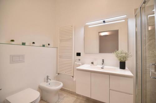 佛罗伦萨San Niccolò Luxury Apartment的白色的浴室设有卫生间和水槽。