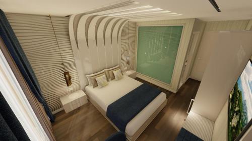 İmrahorLotus Airport Hotel的一间小卧室,配有床和窗户