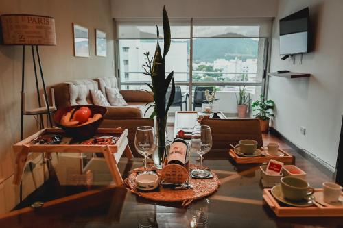 萨尔塔Sarmiento Suites Premium的客厅配有带酒瓶和玻璃杯的桌子