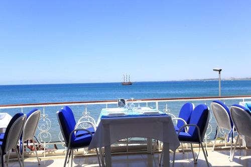 锡德Cuba Beach Hotel的俯瞰大海的阳台配有桌椅
