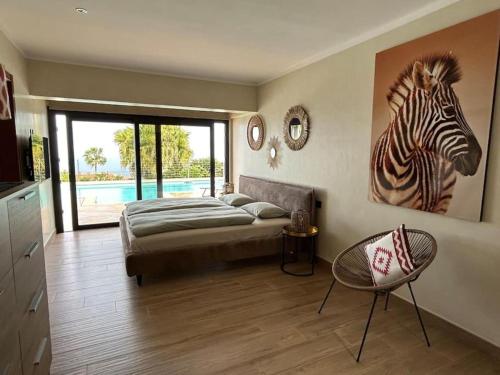 圣乌尔苏拉Villa Moritz的一间卧室配有一张床,画着斑马