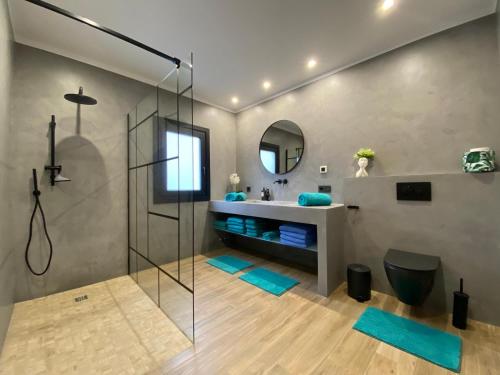 圣乌尔苏拉Villa Moritz的带淋浴和盥洗盆的浴室