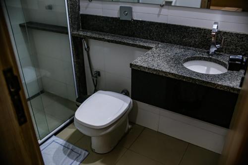 乌贝拉巴Graal Inn Uberaba的一间带卫生间和水槽的浴室