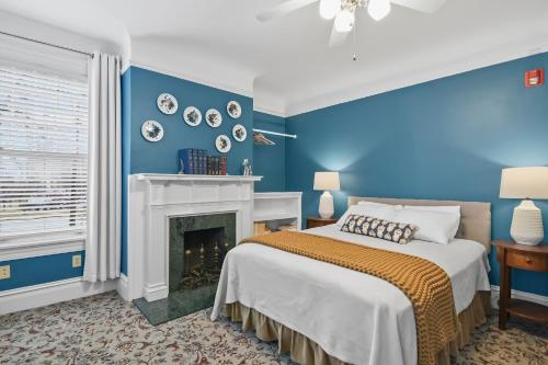 斯普林菲尔德The Pasfield House的蓝色卧室设有一张床和一个壁炉