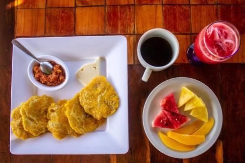 格兰德岛Isla Los Erizos EcoHouse的鸡蛋和水果盘,咖啡盘
