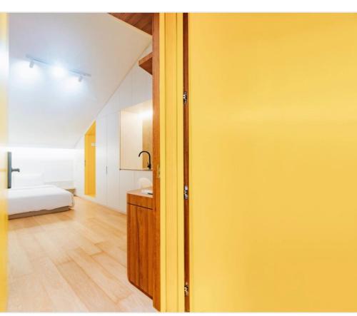 新加坡Social-Inn Norris Road Apt的一间设有黄色门的房间和一间卧室
