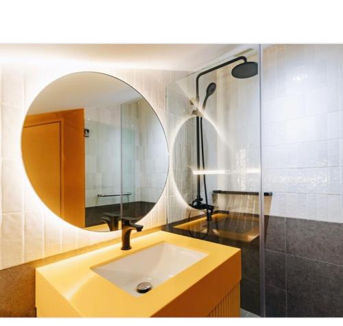 新加坡Social-Inn Norris Road Apt的一间带水槽和镜子的浴室