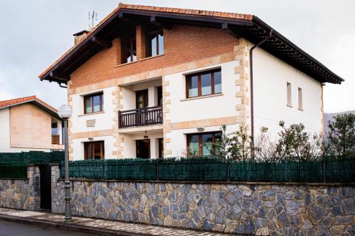 伊伦Casa Iparra Txiki Berri的石墙上的房屋