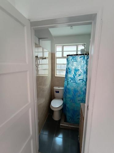 波哥大Casa portón negro的一间带卫生间和淋浴帘的浴室