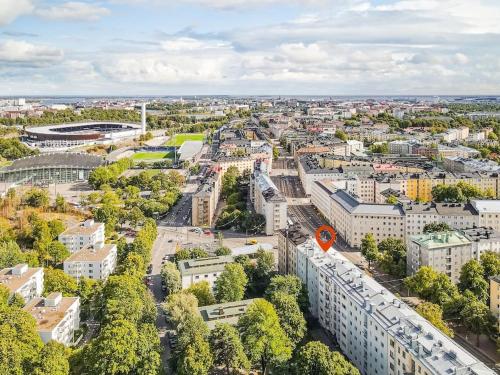 赫尔辛基Renovated 64m2 apartment的城市的空中景观,建筑和树木