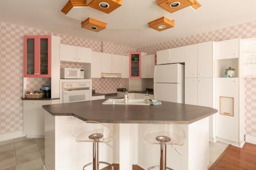 蒙特朗布朗#Le80ies - Downtown Rooftop - Free shuttle的一间带白色橱柜的厨房和一个带水槽的厨房岛