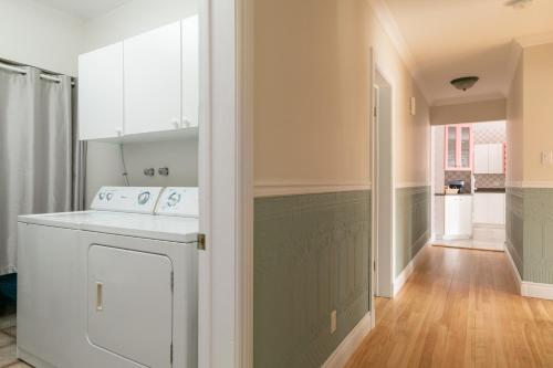 蒙特朗布朗#Le80ies - Downtown Rooftop - Free shuttle的走廊旁的厨房配有洗衣机和烘干机