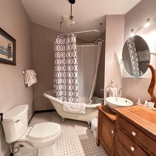 ColemanColemore Hotel的带浴缸、卫生间和盥洗盆的浴室