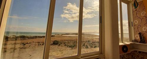 海尔盖莱Hergla Sea view apartment & room的海景客房的窗户