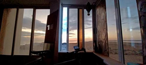 海尔盖莱Hergla Sea view apartment & room的客房设有窗户,上面装有笔记本电脑