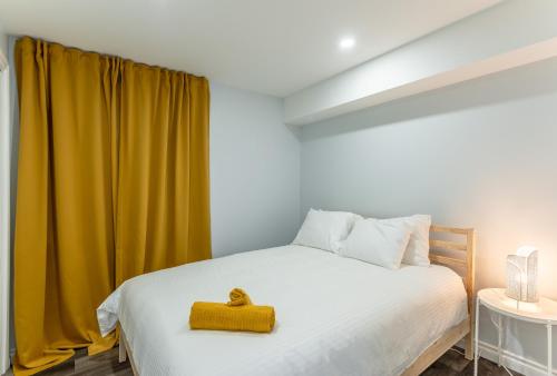 耶洛奈夫Centrally located 4Bedroom, 2Bath Home的一间卧室配有一张黄色窗帘的床