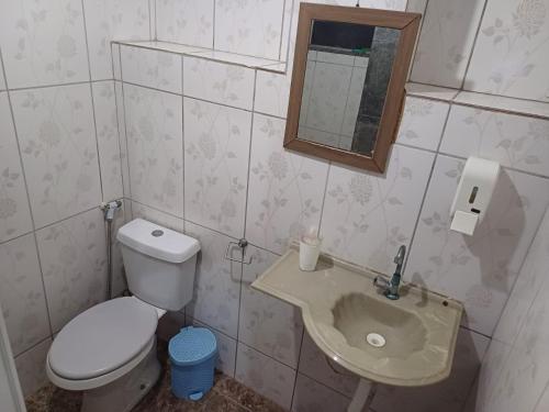 尼泰罗伊Pousada Mara Mar Niterói的一间带卫生间和水槽的小浴室