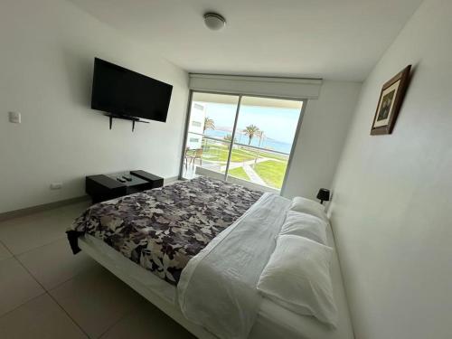 帕拉卡斯VISTAMAR PARACAS Depa de playa la mejor vista的一间卧室设有一张大床和一个大窗户