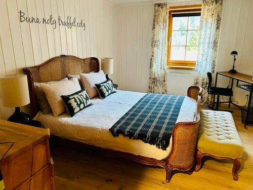 苏姆维特格Casa Pasch - Boutique Bed and Breakfast in Cumpadials的一间卧室配有一张床、一张桌子和一个窗户。