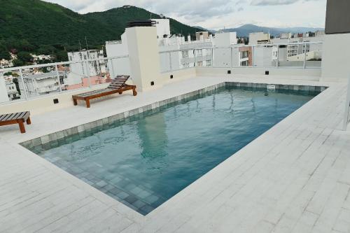 萨尔塔Alcazar Suites Deluxe的建筑物屋顶上的游泳池