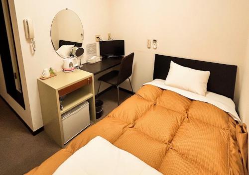对马市Hotel MitsuWakan - Vacation STAY 15763v的一间卧室配有一张床和一张带镜子的书桌