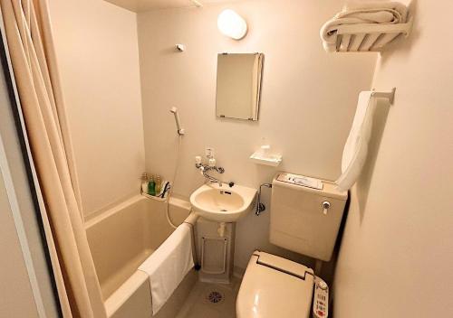 对马市Hotel MitsuWakan - Vacation STAY 15763v的一间带卫生间和水槽的小浴室