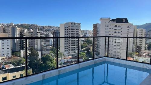 波苏斯-迪卡尔达斯Apartamento Centro Poços de Caldas的市景阳台