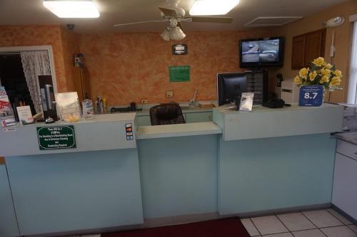 PearsallPearsall Executive Inn的一个带付费电话柜台的等候室