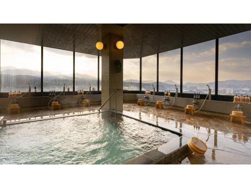 日田市Mikuma Hotel - Vacation STAY 63475v的一座带大窗户的建筑内的游泳池