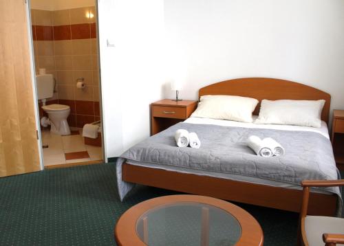 布达佩斯Broadway City Guesthouse的一间卧室配有一张床,上面有两条毛巾