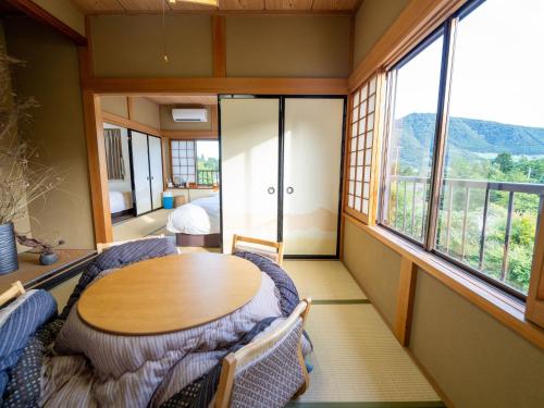 SengokuharaAshigarashimogun - Glamping - Vacation STAY 75753v的客房设有桌椅和窗户。