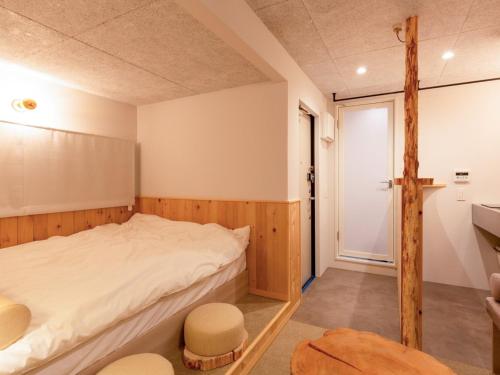 SengokuharaAshigarashimogun - Glamping - Vacation STAY 64129v的一间卧室设有一张大床和一个窗户。