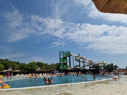 纳博讷Mobilhome clim La Falaise 4 étoiles的一个带水滑梯的大型游泳池
